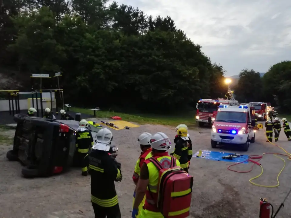 Übung Menschenrettung aus KFZ – Foto 2 von 4