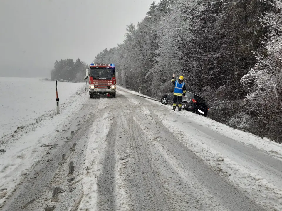 Fahrzeugbergung auf der L4010 – Foto 2 von 2