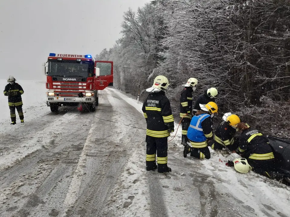 Fahrzeugbergung auf der L4010 – Foto 1 von 2