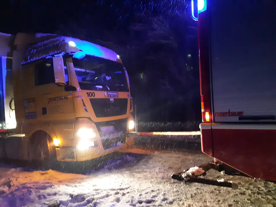 LKW-Bergung auf der L4010 – Foto 2 von 2