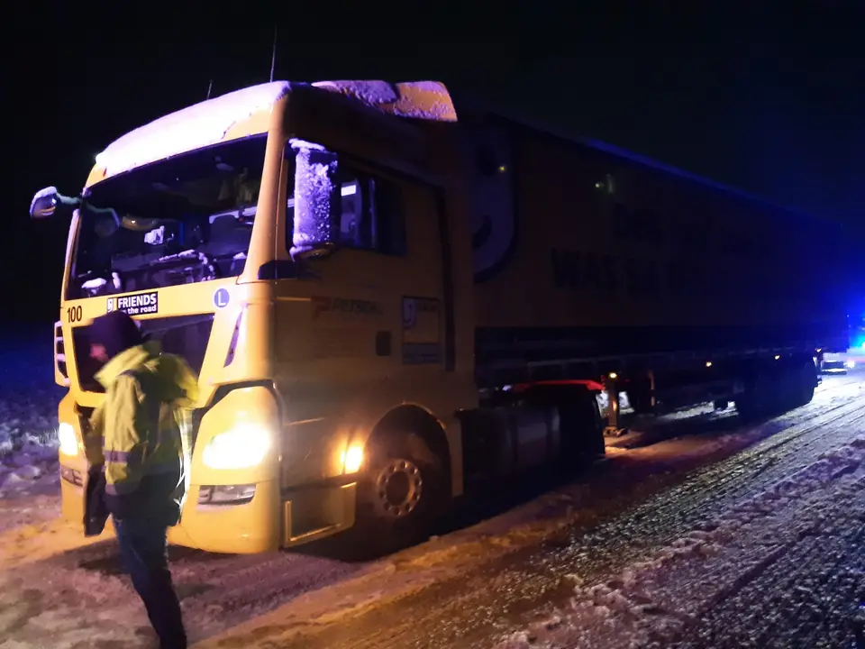 LKW-Bergung auf der L4010 – Foto 1 von 2