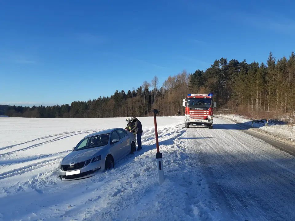 Fahrzeugbergung auf der L4010 – Foto 1 von 2