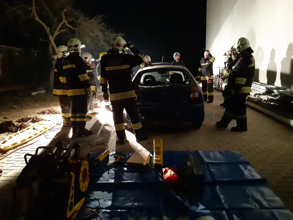 Übung Menschenrettung aus KFZ – Foto 4 von 6