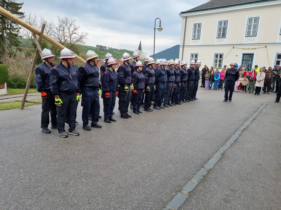 Maibaumaufstellen – Foto 1 von 4