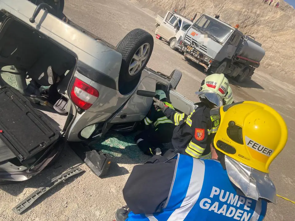 Großübung – Messerangriff auf Feuerwehrleute bei Rettungsarbeiten nach Verkehrsunfall – Foto 10 von 16