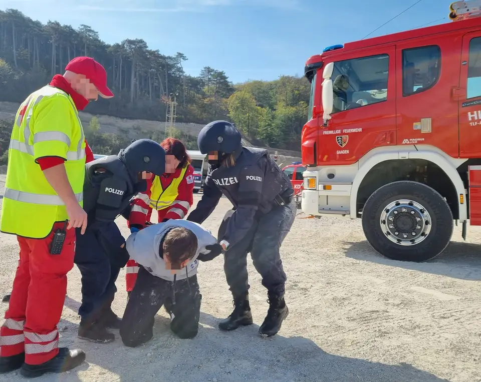 Großübung – Messerangriff auf Feuerwehrleute bei Rettungsarbeiten nach Verkehrsunfall – Foto 15 von 16