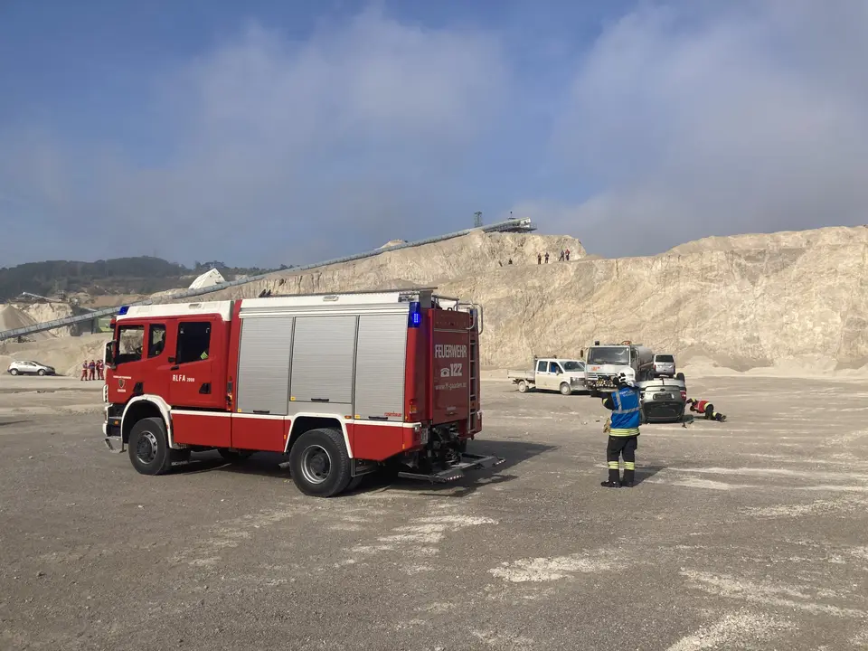 Großübung – Messerangriff auf Feuerwehrleute bei Rettungsarbeiten nach Verkehrsunfall – Foto 1 von 16