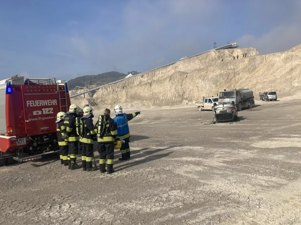 Großübung – Messerangriff auf Feuerwehrleute bei Rettungsarbeiten nach Verkehrsunfall – Foto 2 von 16