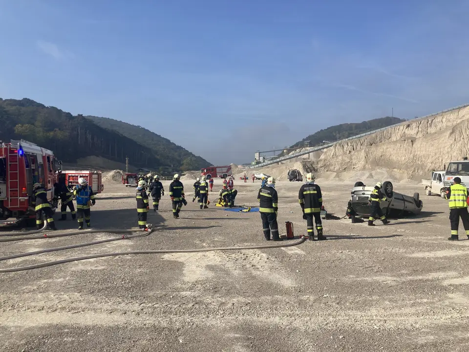 Großübung – Messerangriff auf Feuerwehrleute bei Rettungsarbeiten nach Verkehrsunfall – Foto 3 von 16