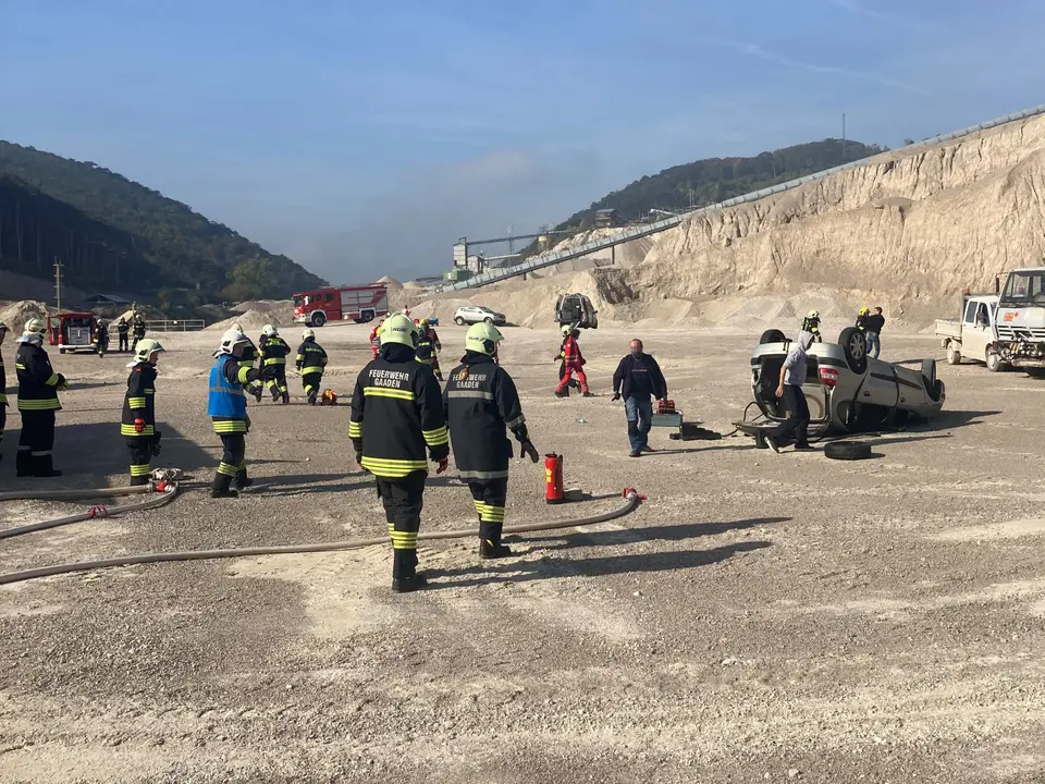 Großübung – Messerangriff auf Feuerwehrleute bei Rettungsarbeiten nach Verkehrsunfall – Foto 4 von 16