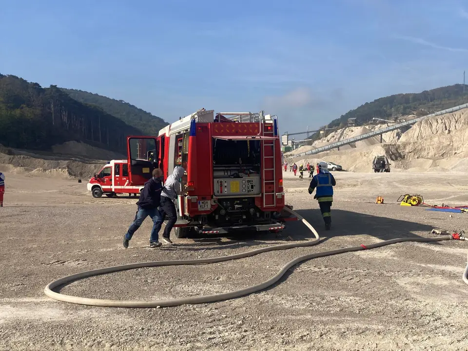 Großübung – Messerangriff auf Feuerwehrleute bei Rettungsarbeiten nach Verkehrsunfall – Foto 5 von 16