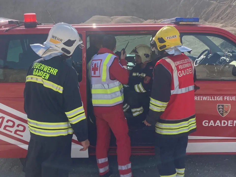 Großübung – Messerangriff auf Feuerwehrleute bei Rettungsarbeiten nach Verkehrsunfall – Foto 6 von 16