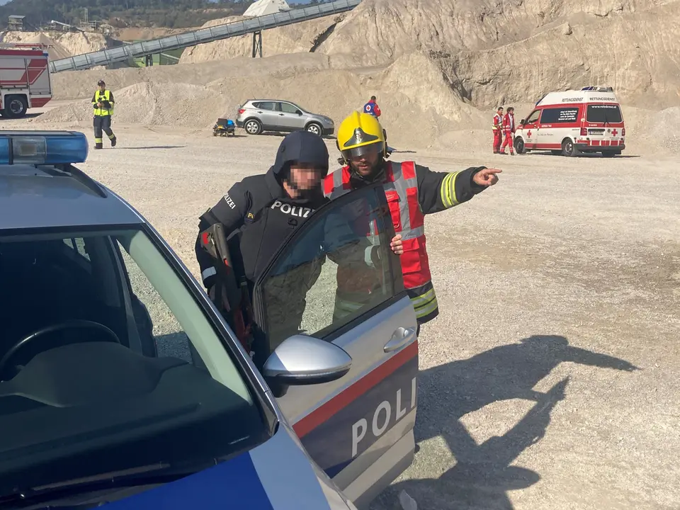 Großübung – Messerangriff auf Feuerwehrleute bei Rettungsarbeiten nach Verkehrsunfall – Foto 7 von 16