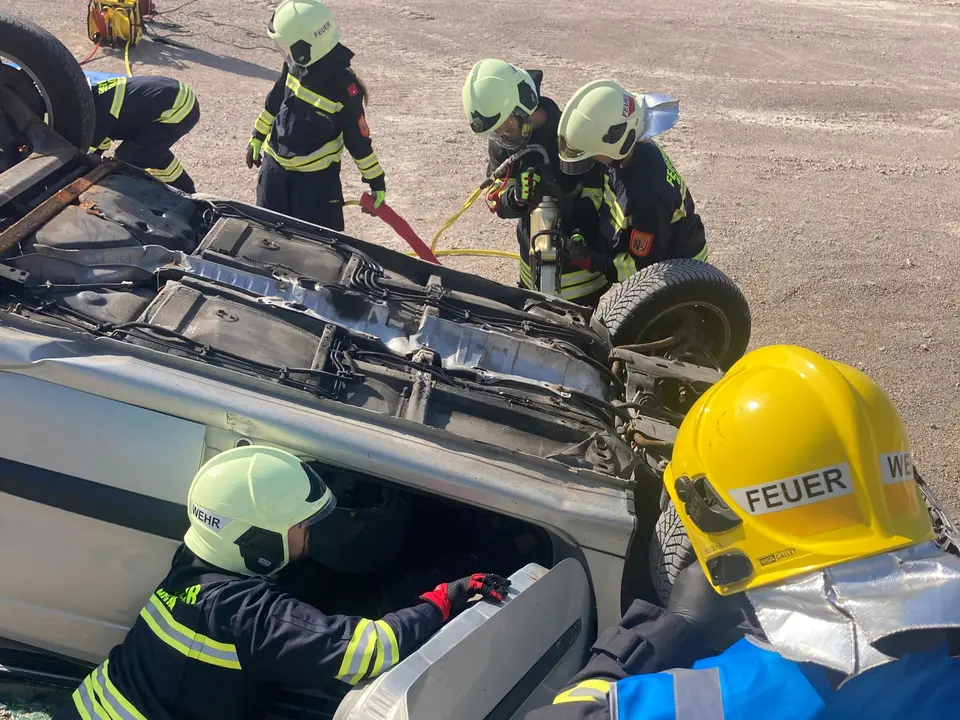 Großübung – Messerangriff auf Feuerwehrleute bei Rettungsarbeiten nach Verkehrsunfall – Foto 9 von 16