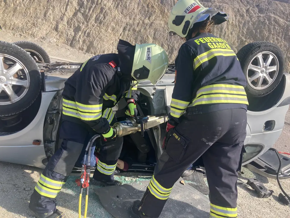 Großübung – Messerangriff auf Feuerwehrleute bei Rettungsarbeiten nach Verkehrsunfall – Foto 11 von 16