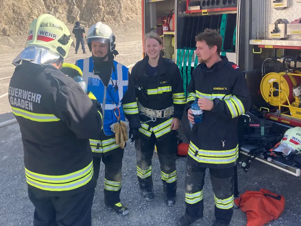 Großübung – Messerangriff auf Feuerwehrleute bei Rettungsarbeiten nach Verkehrsunfall – Foto 13 von 16