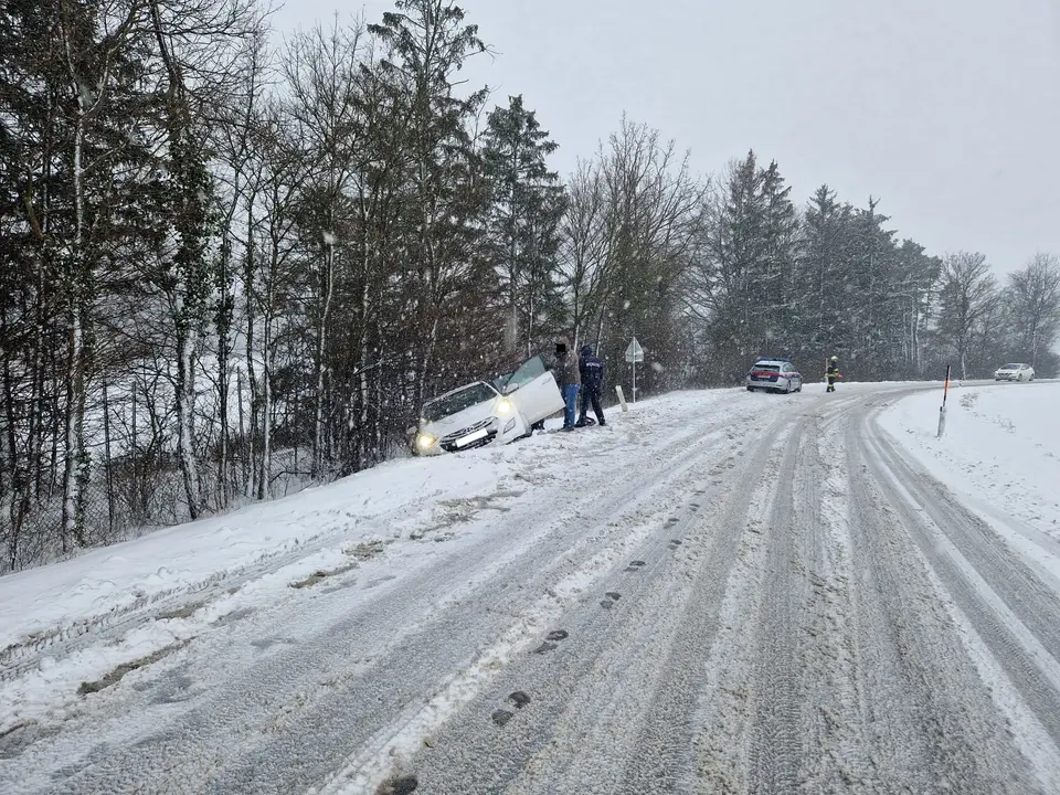 Fahrzeugbergung auf der L4010 – Foto 1 von 4