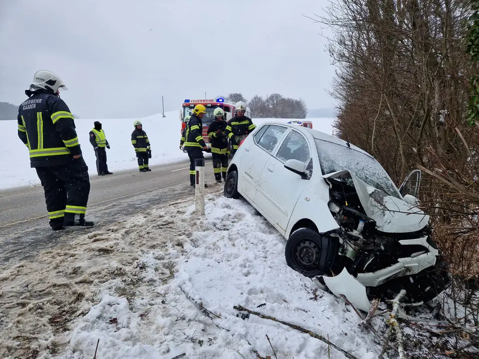 Fahrzeugbergung auf der L4010 – Foto 2 von 6