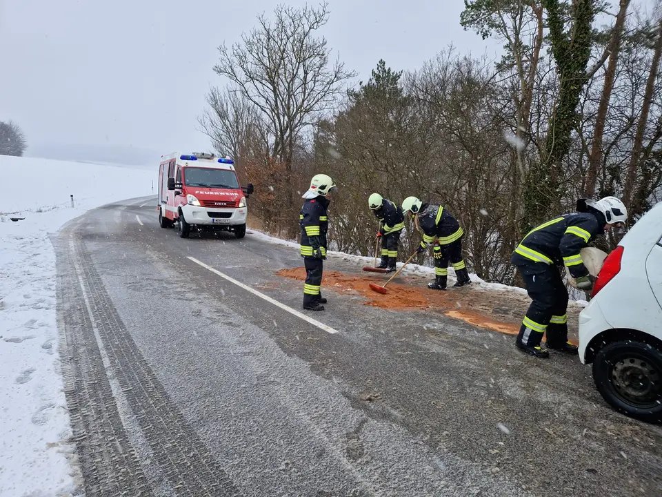Fahrzeugbergung auf der L4010 – Foto 5 von 6