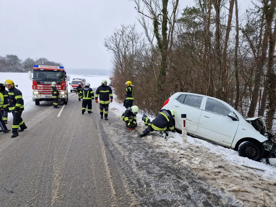 Fahrzeugbergung auf der L4010 – Foto 3 von 6