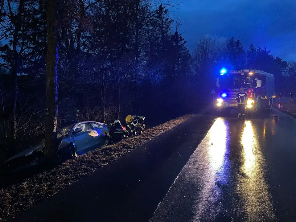 Fahrzeugbergung auf der L4010 – Foto 1 von 6