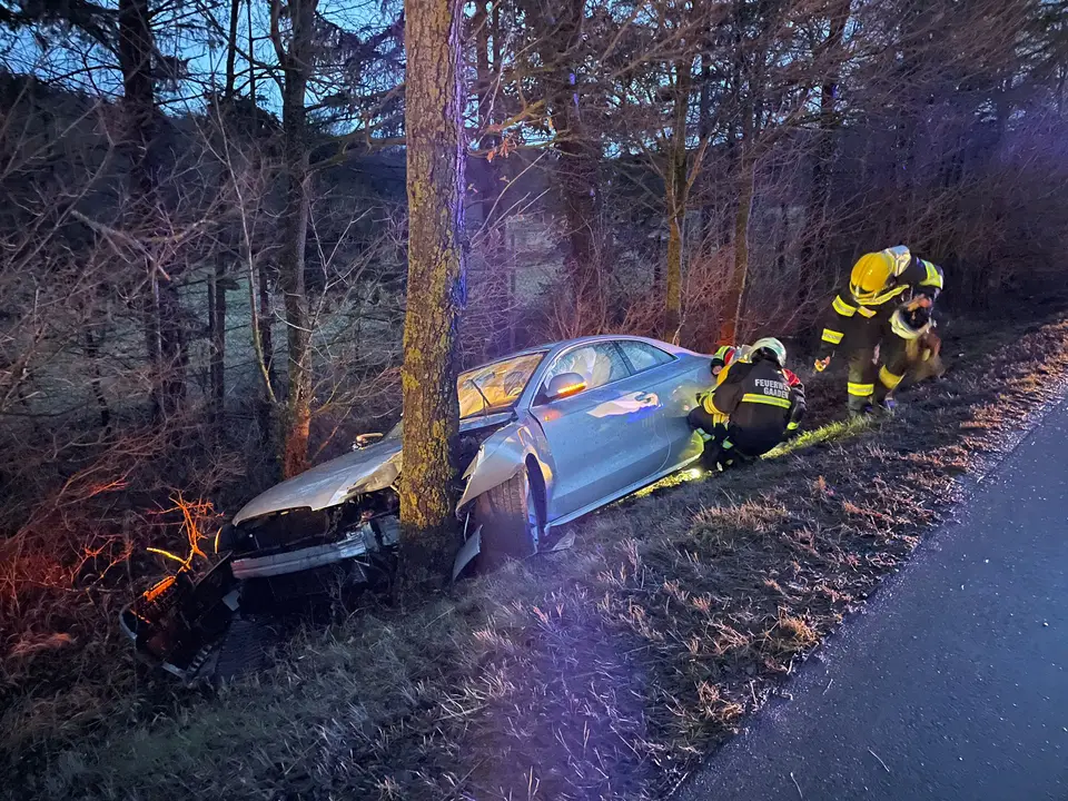 Fahrzeugbergung auf der L4010 – Foto 2 von 6
