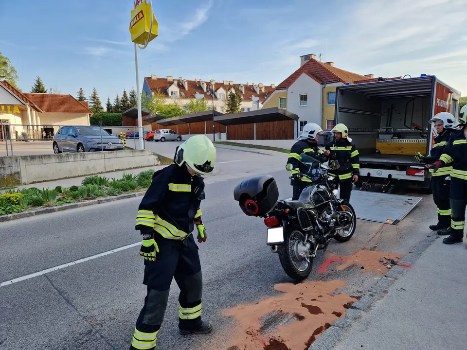 Schwerer Motorradunfall im Ortsgebiet – Foto 1 von 2