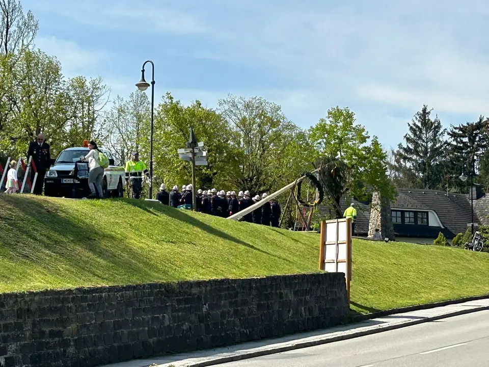 Maibaumaufstellen – Foto 1 von 1