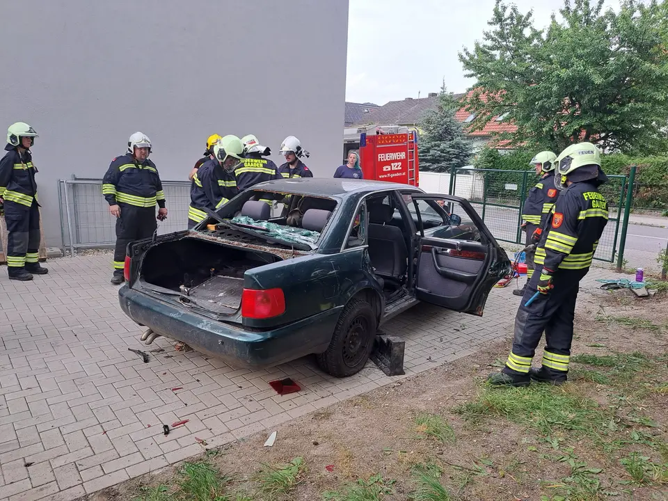 Übung Menschenrettung aus KFZ – Foto 1 von 5