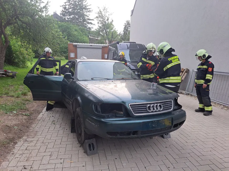 Übung Menschenrettung aus KFZ – Foto 2 von 5