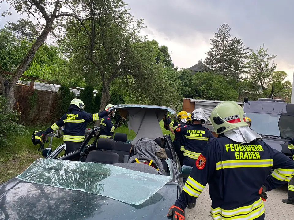 Übung Menschenrettung aus KFZ – Foto 4 von 5