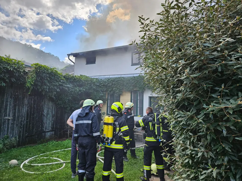 Wohnhausbrand in Hinterbrühl – Foto 1 von 2