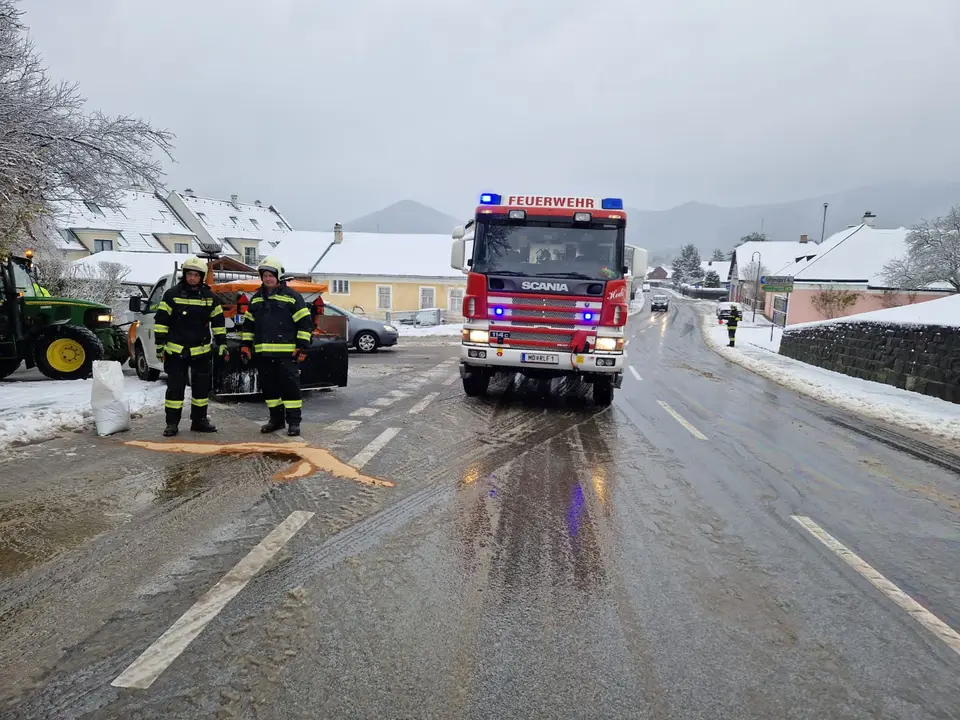 Ölspur nach Riss einer Hydraulikleitung – Foto 1 von 3