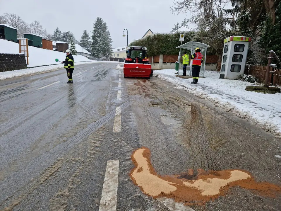 Ölspur nach Riss einer Hydraulikleitung – Foto 2 von 3