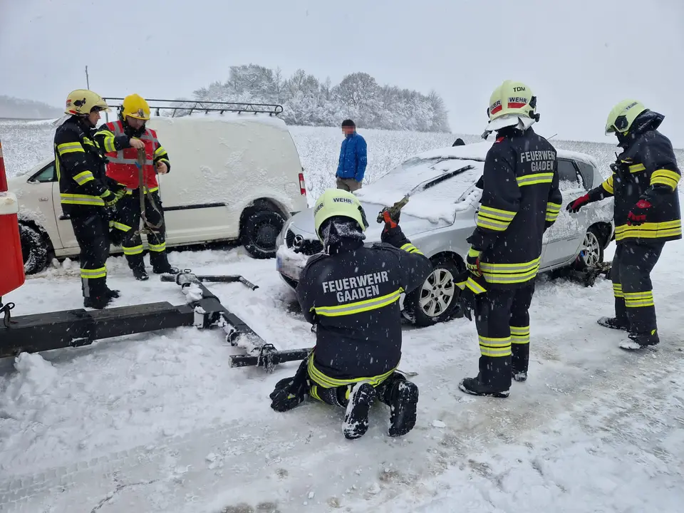 Winterliche Fahrzeugbergungen – Foto 2 von 4