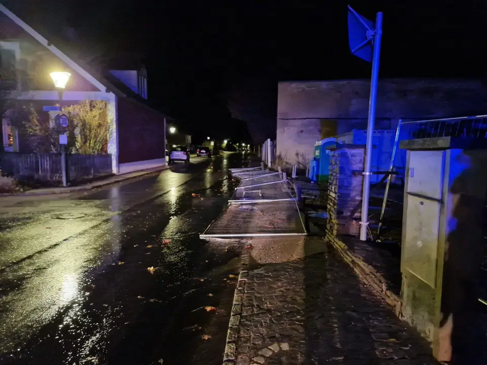 Bauzaun auf Fahrbahn – Foto 1 von 2