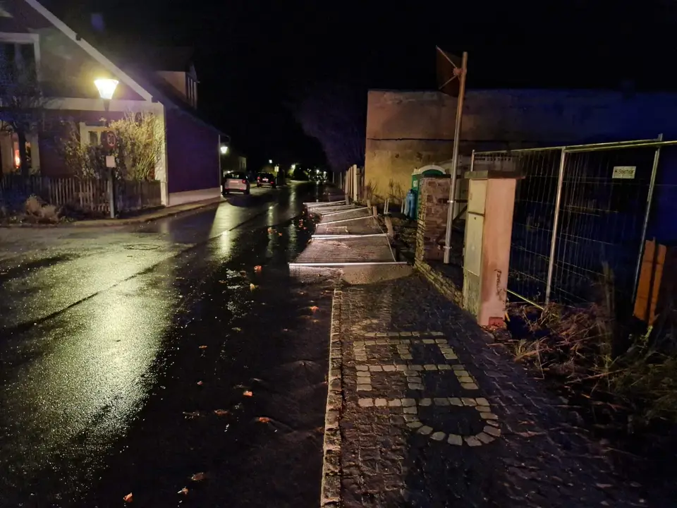 Bauzaun auf Fahrbahn – Foto 2 von 2