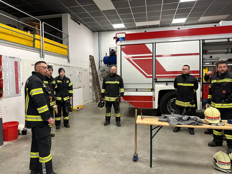 Übung Gerätekunde Schadstoffeinsatz – Foto 1 von 4