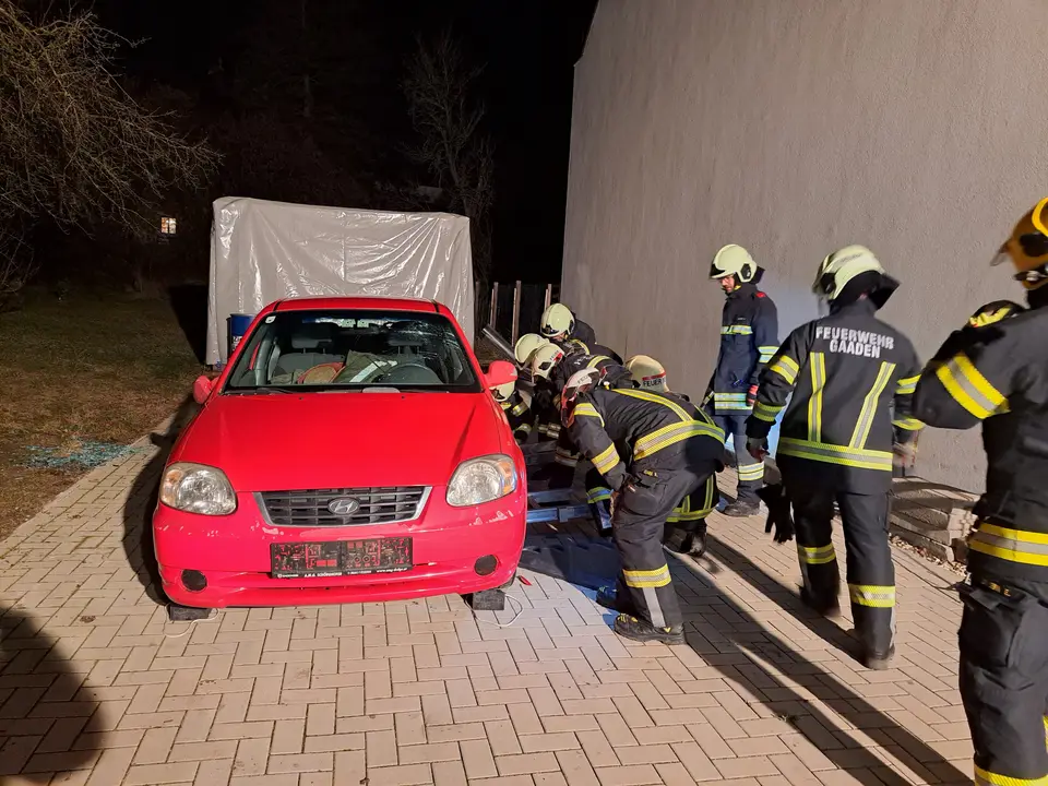 Übung „Menschenrettung aus Fahrzeugen“ – Foto 9 von 13