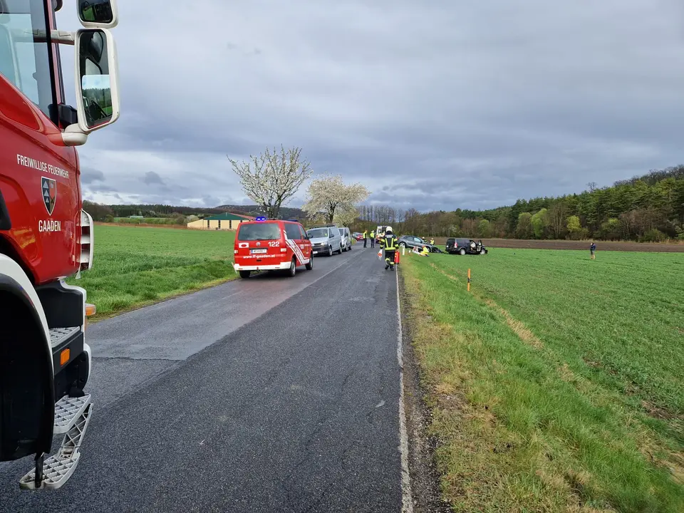Schwerer Verkehrsunfall durch mutmaßlich missglücktes Überholmanöver – Foto 1 von 8