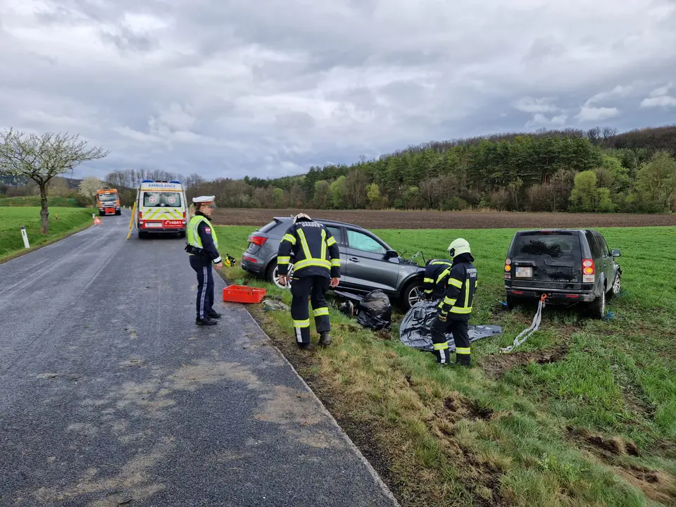 Schwerer Verkehrsunfall durch mutmaßlich missglücktes Überholmanöver – Foto 4 von 8