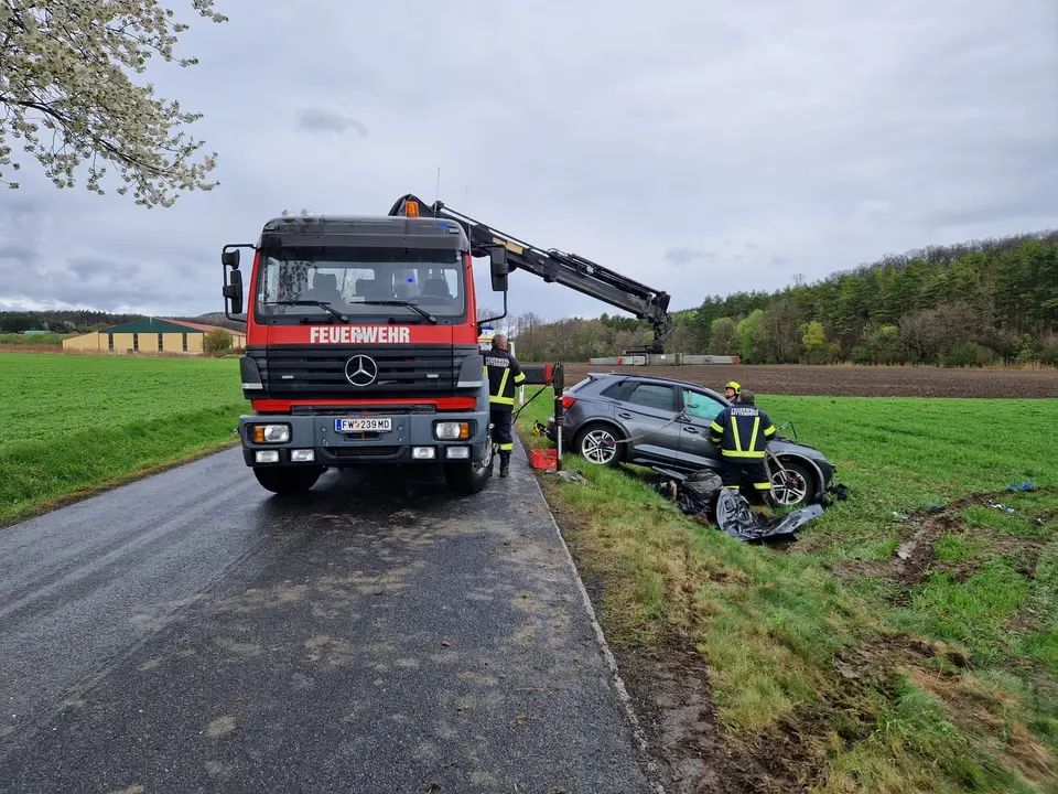 Schwerer Verkehrsunfall durch mutmaßlich missglücktes Überholmanöver – Foto 7 von 8