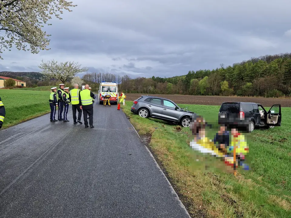 Schwerer Verkehrsunfall durch mutmaßlich missglücktes Überholmanöver – Foto 2 von 8