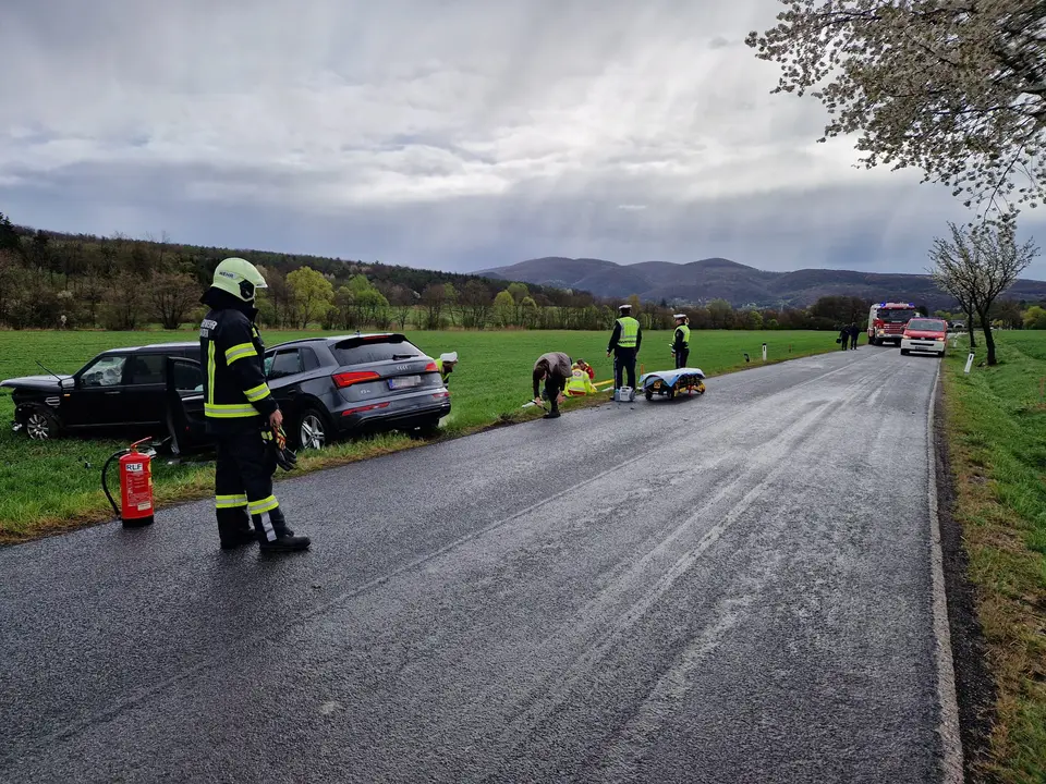 Schwerer Verkehrsunfall durch mutmaßlich missglücktes Überholmanöver – Foto 3 von 8