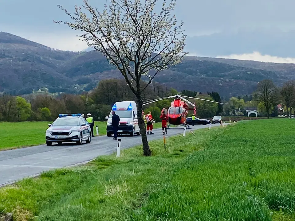 Schwerer Verkehrsunfall durch mutmaßlich missglücktes Überholmanöver – Foto 8 von 8