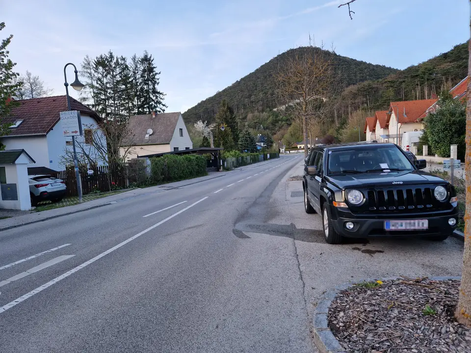 Ölspur auf der Hauptstraße – Foto 1 von 3