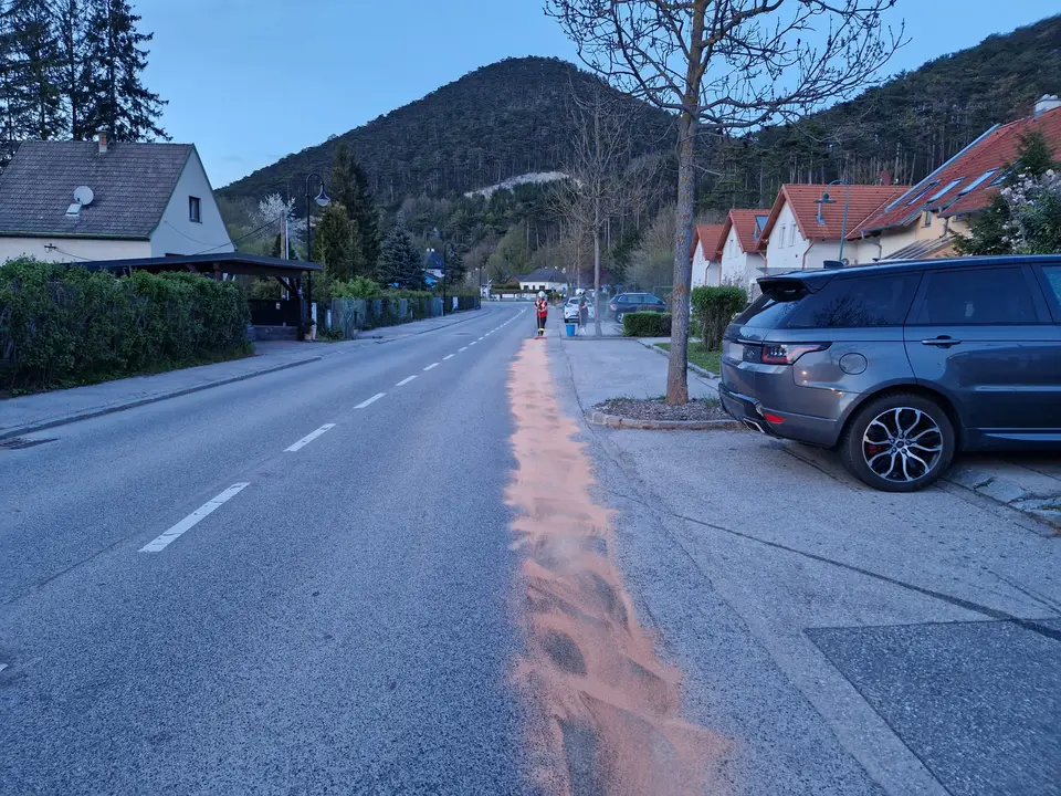 Ölspur auf der Hauptstraße – Foto 3 von 3