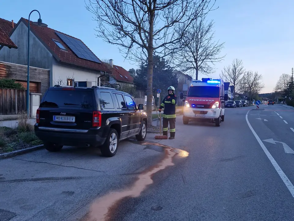Ölspur auf der Hauptstraße – Foto 2 von 3