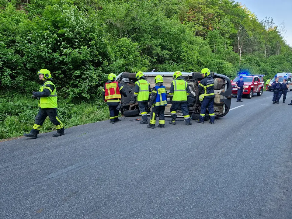 Fahrzeugüberschlag auf der L4010 – Foto 3 von 4