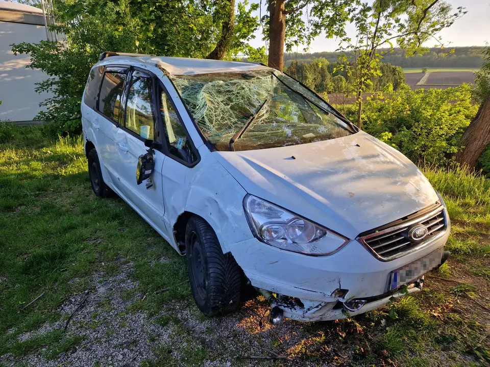 Fahrzeugüberschlag auf der L4010 – Foto 4 von 4